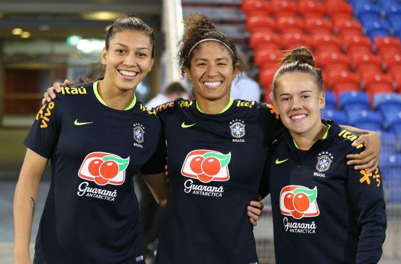 Atacante Cristiane (no centro) d&aacute; adeus &agrave; sele&ccedil;&atilde;o brasileira feminina 