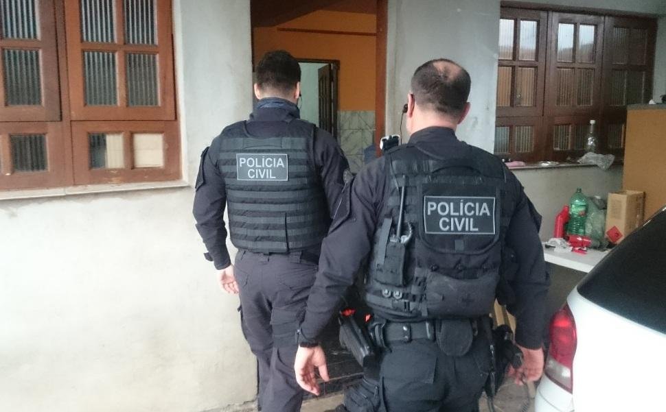 Quinze s&atilde;o presos em opera&ccedil;&atilde;o contra quadrilha que negociava armas por redes sociais 