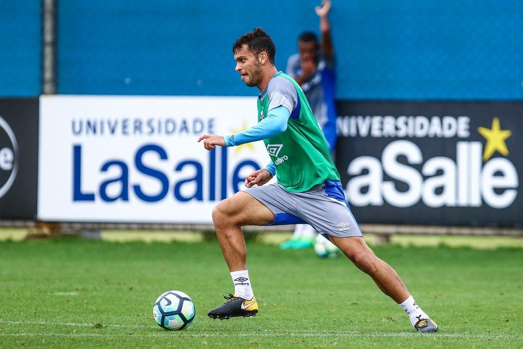 Thyere deve atuar ao lado de Geromel contra o Fluminense