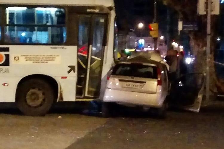 Ve&iacute;culo foi empurrado contra poste no cruzamento da Sert&oacute;rio com a Cear&aacute;