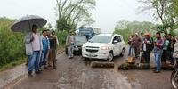 Índios caingangues bloqueiam rodovia em Miraguaí