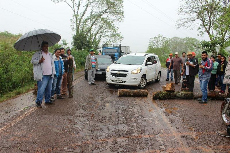 &Iacute;ndios caingangues bloqueiam rodovia em Miragua&iacute;