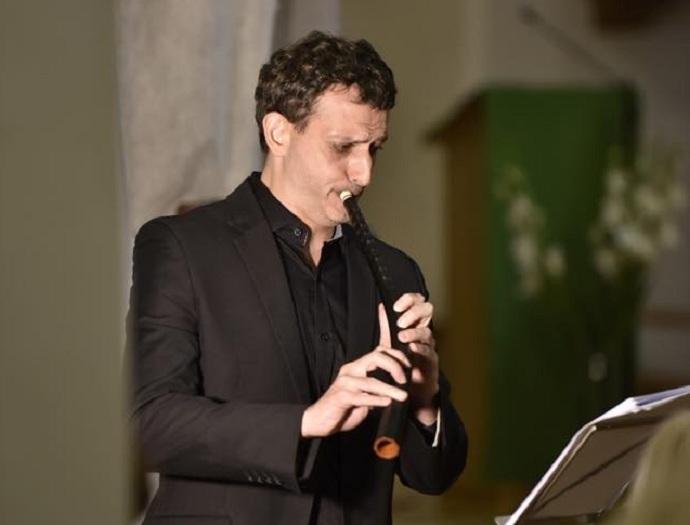 Calveyra &eacute; flautista e cornettista solista da renomada Cappella Mediterranea