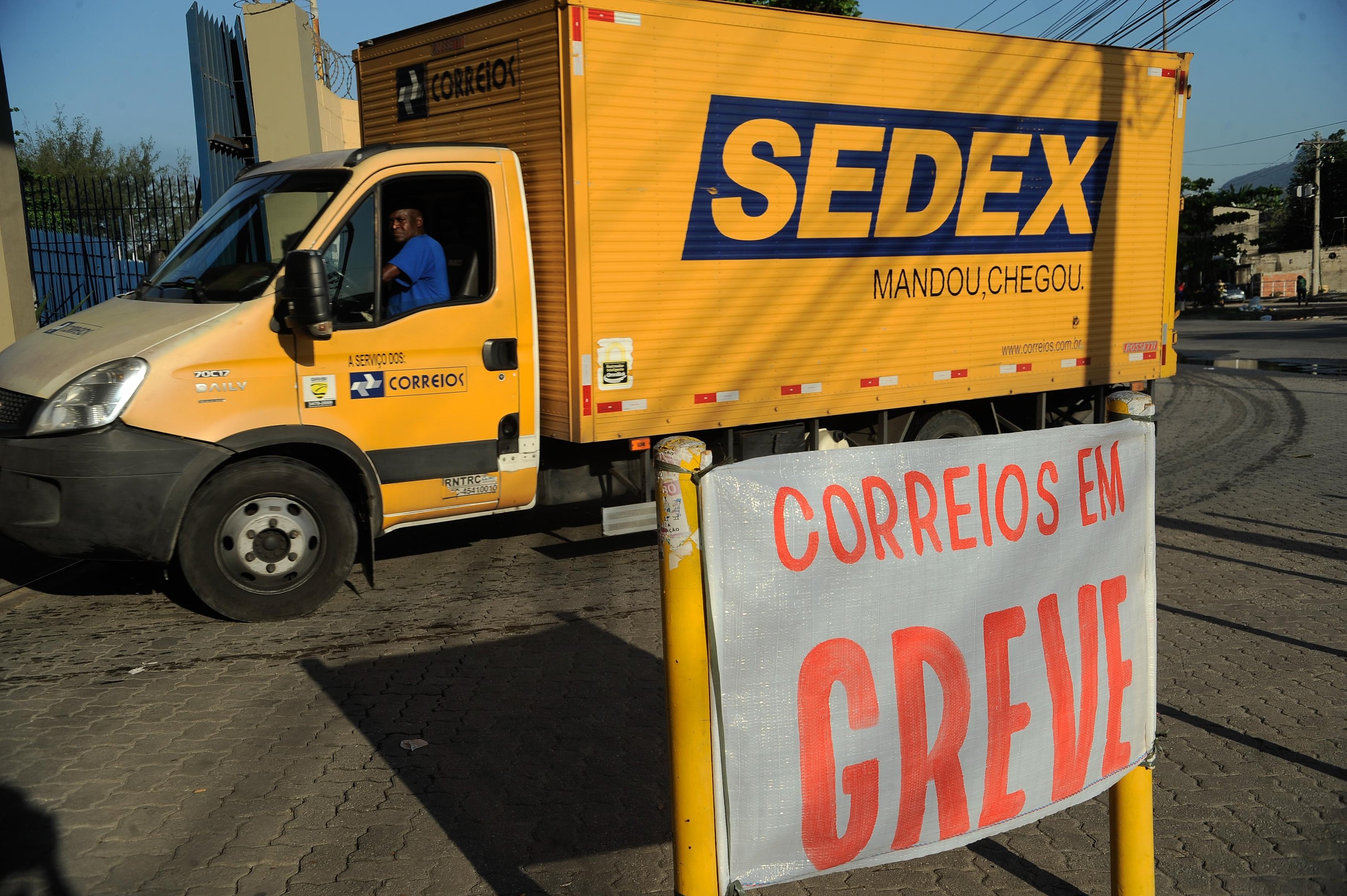 Funcion&aacute;rios far&atilde;o novos mutir&otilde;es para colocar em dia a carga de objetos postais