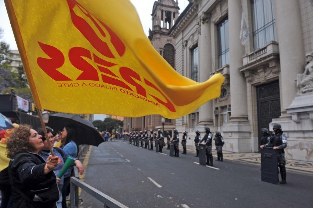 Servidores realizaram protesto na manh&atilde; desta sexta em frente do Pal&aacute;cio Piratini