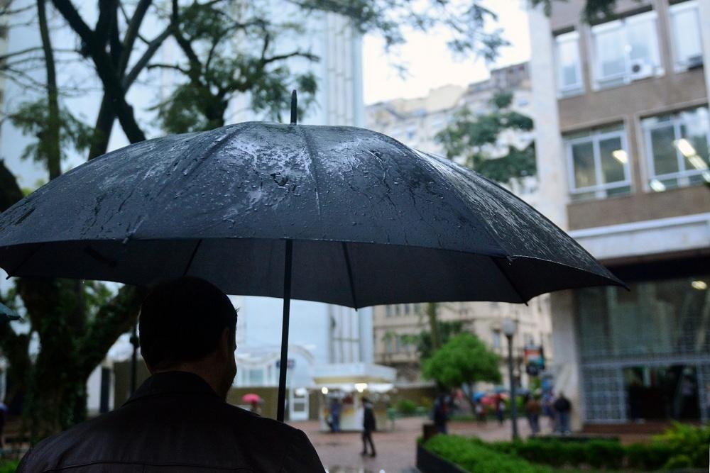 Porto Alegre ter&aacute; sol e chuva neste s&aacute;bado