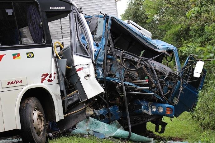 Ve&iacute;culos colidiram frontalmente no km 95 da ERS 129