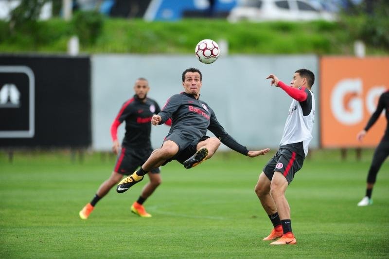 Guto Ferreira ainda n&atilde;o definiu time que vai a campo