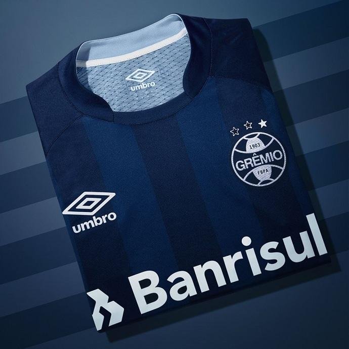 A Oficial 3 tem predom&iacute;nio de azul marinho e listras em tons mais claros para contrastar
