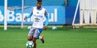 Léo Moura pede que o Grêmio volte a ter a posse de bola durante os jogos