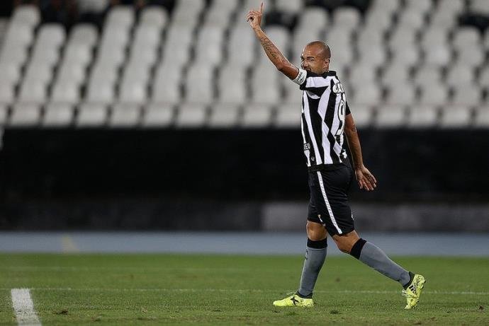Roger passar&aacute; por cirurgia nos pr&oacute;ximos dias