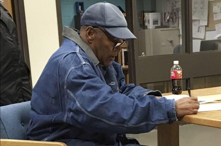 O.J. Simpson foi solto no in&iacute;cio da madrugada deste domingo