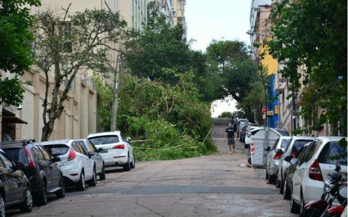 Muitos estragos ocorreram e 223 mil est&atilde;o sem luz no Estado	