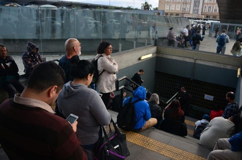 Trensurb retoma opera&ccedil;&otilde;es ap&oacute;s atraso causado por temporal 