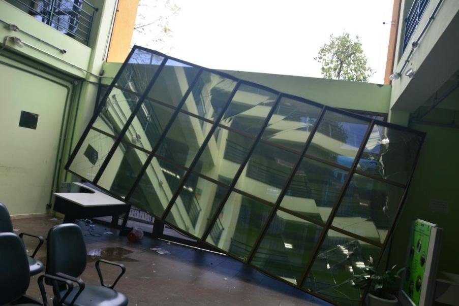 Guarda municipal escapa de queda de painel no Demhab