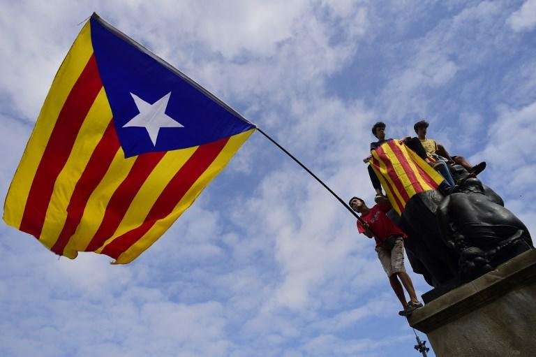 Presidente regional, Carles Puigdemont, pediu a retirada da Pol&iacute;cia enviada por Madri &agrave; Catalunha