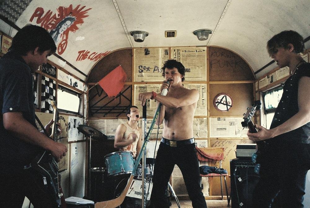 "Tudo que amo" traz a hist&oacute;ria de quatro amigos que tentam montam banda de rock na Pol&ocirc;nia nos anos 80