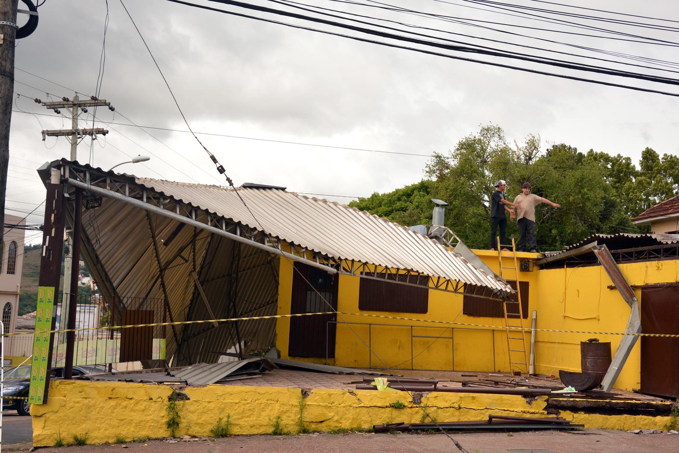 Temporal destruiu casas na zona Sul de Porto Alegre