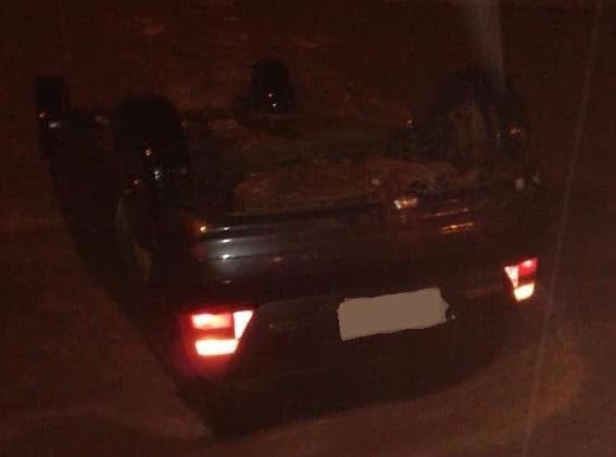 Carro cai de ponte em constru&ccedil;&atilde;o durante temporal em Viam&atilde;o