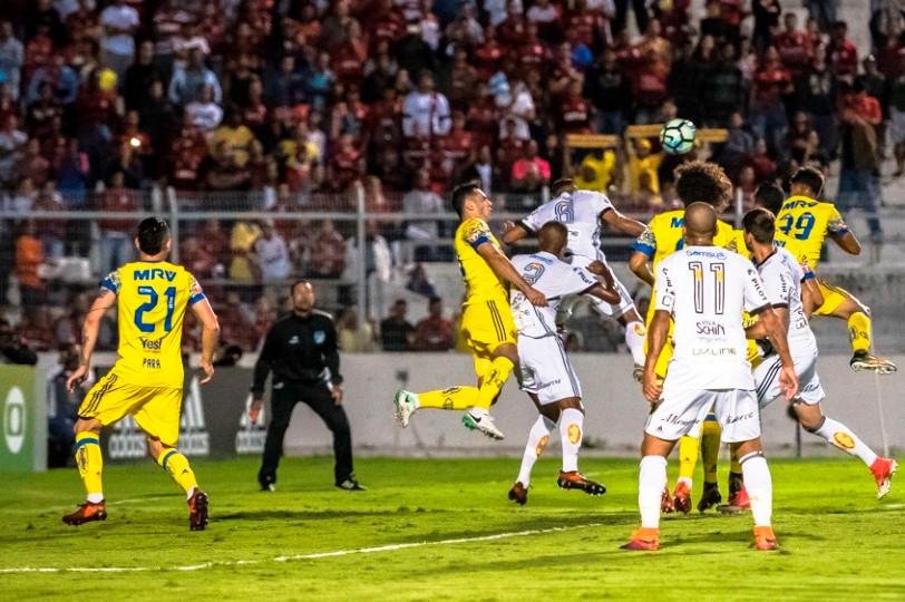 Time campinense aplicou 1 a 0 nos cariocas e ainda desperdi&ccedil;ou p&ecirc;nalti