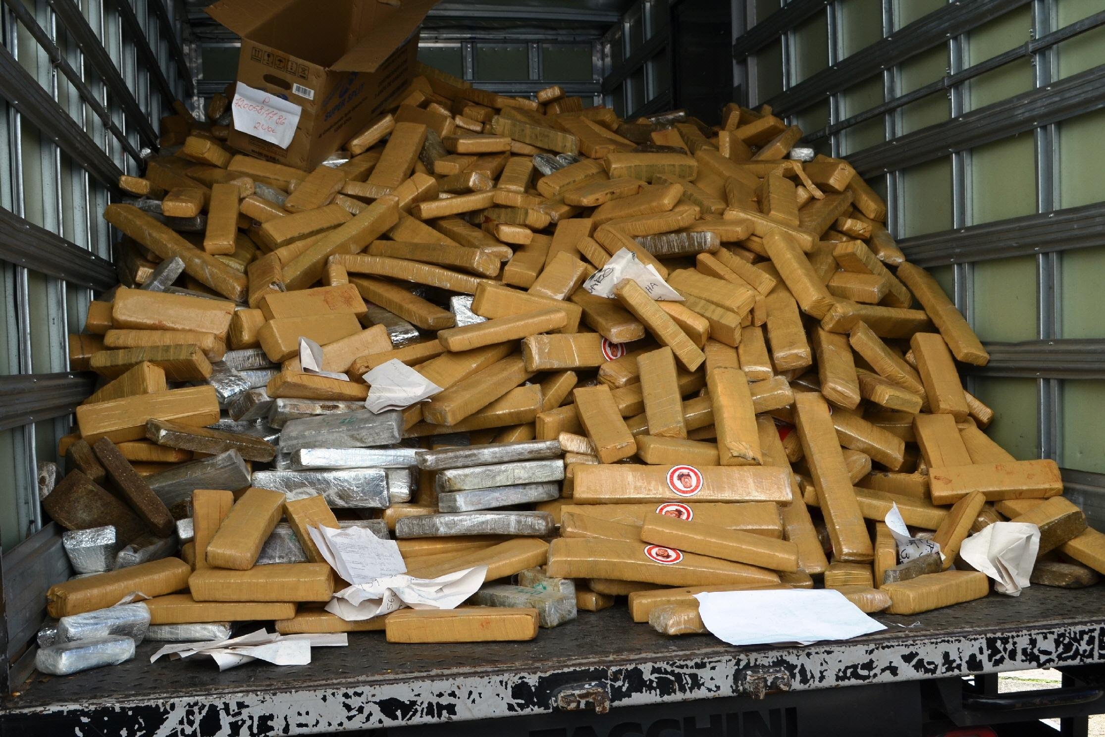 Cerca de 4,6 toneladas de maconha, coca&iacute;na, crack e drogas sint&eacute;ticas, avaliadas em pelo menos R$ 15 milh&otilde;es, foram queimadas