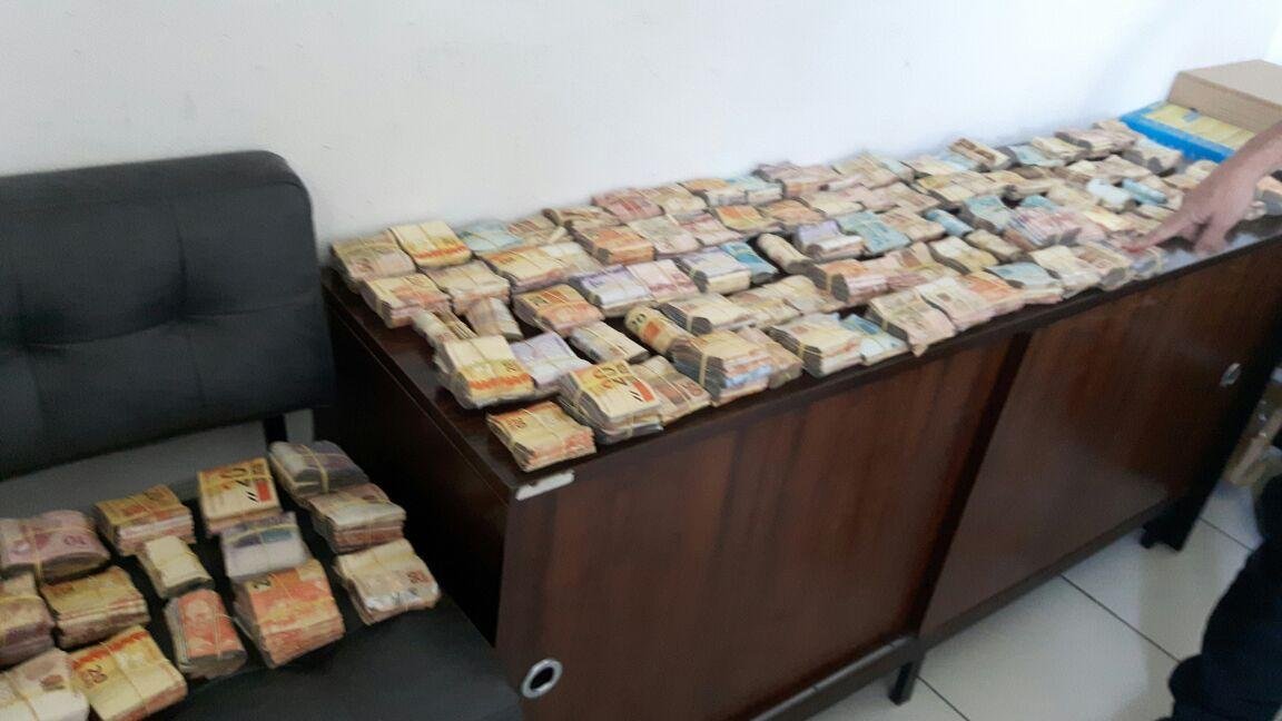 PRF apreende mais de R$ 100 mil em dinheiro na Barra do Ribeiro 
