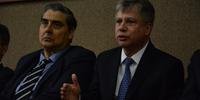 Giovani Feltes (E) e Luiz Gonzaga Veras, presidente do Banrisul, detalham processo de venda de ações do banco