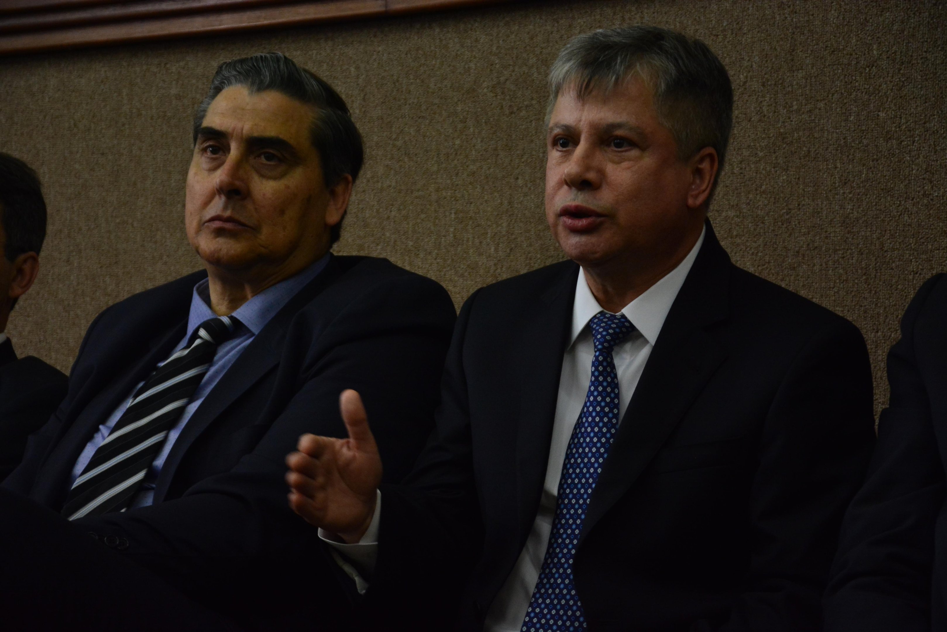 Giovani Feltes (E) e Luiz Gonzaga Veras, presidente do Banrisul, detalham processo de venda de a&ccedil;&otilde;es do banco