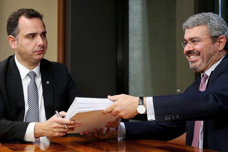 Presidente da CCJ da C&acirc;mara, Rodrigo Pacheco, recebe do advogado Eduardo Carnel&oacute;s a defesa do presidente Michel Temer 