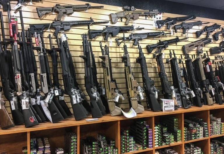 Comerciantes de armas preocupados com as vendas ap&oacute;s a morte de 58 e mais de 500 feridos