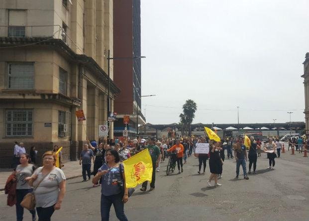 Municip&aacute;rios chegam &agrave; prefeitura e pedem sa&iacute;da de Marchezan 