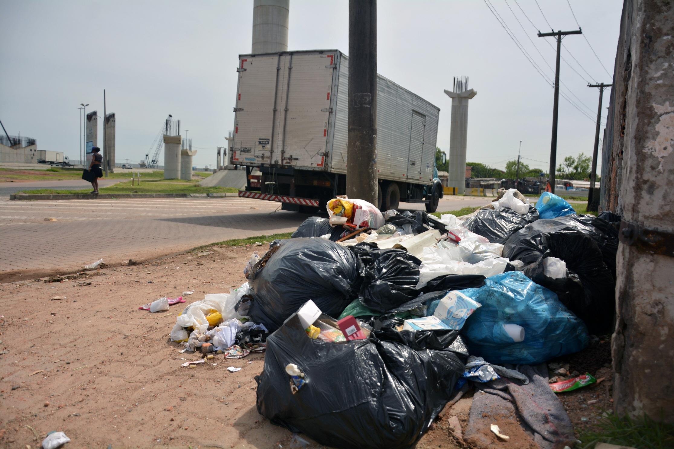 Servi&ccedil;os da coleta seletiva e da limpeza de pra&ccedil;as e parques de Porto Alegre est&atilde;o parados