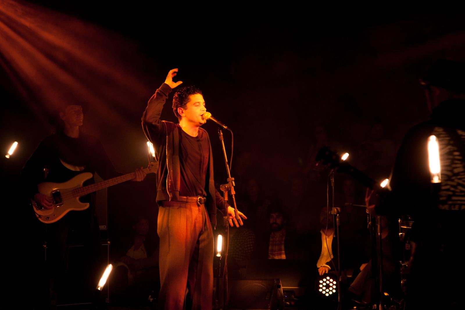 Performance do artista pernambucano une m&uacute;sica e poesia