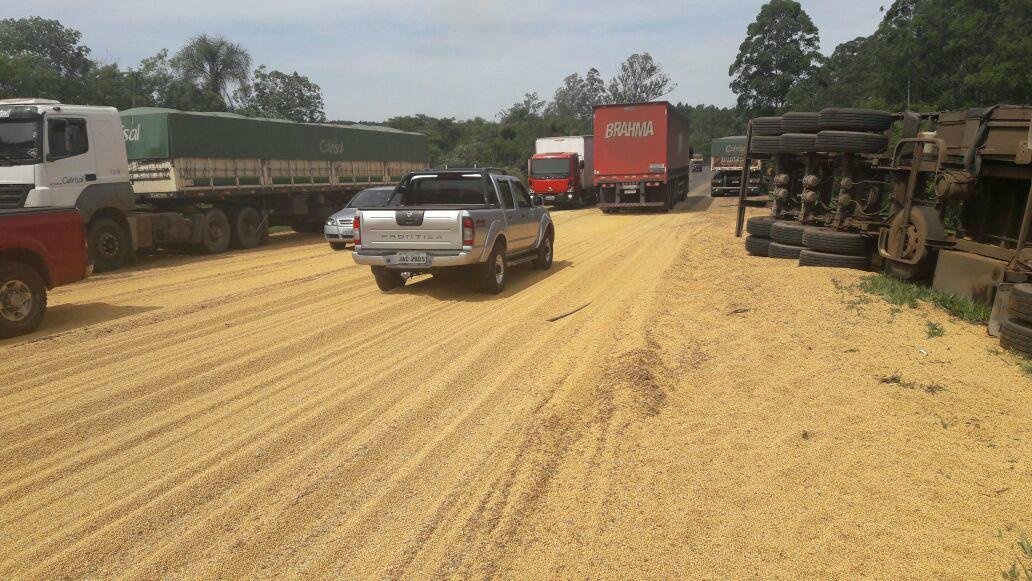 Ve&iacute;culo espalhou toneladas de soja no km 417 da rodovia, na tarde desta quinta-feira