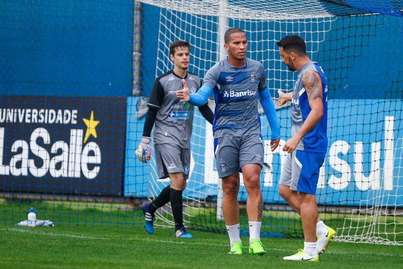 Misto de titulares e reservas conseguiu virada por 2 a 1 em jogo treino