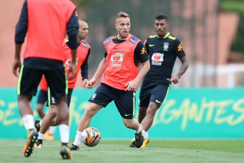 Arthur est&aacute; a servi&ccedil;o da Sele&ccedil;&atilde;o Brasileira 