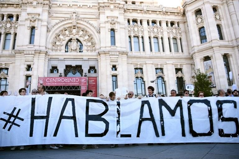Em Madri, milhares de espanh&oacute;is vestidos de branco estavam em passeata pelo centro