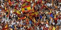 Milhares de espanhóis da Catalunha e de outras partes do país demonstraram oposição à independência da região 