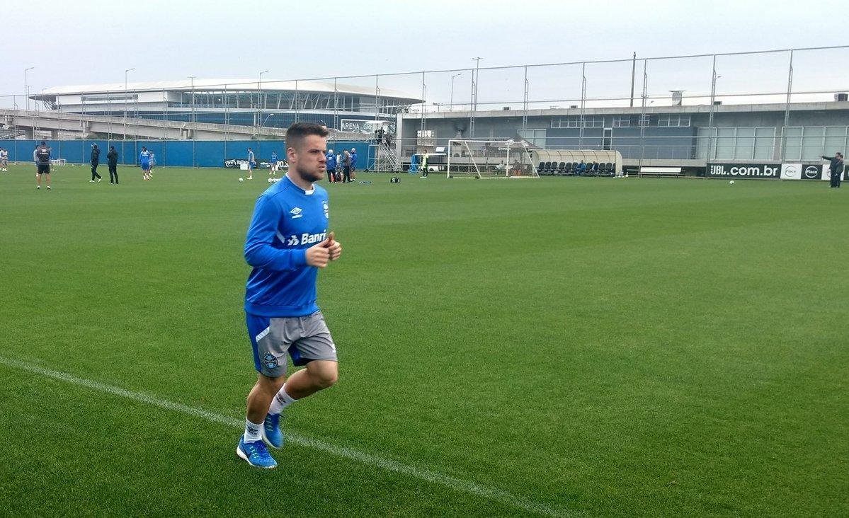 Ramiro e Luan correram ao redor dos gramados do CT gremista