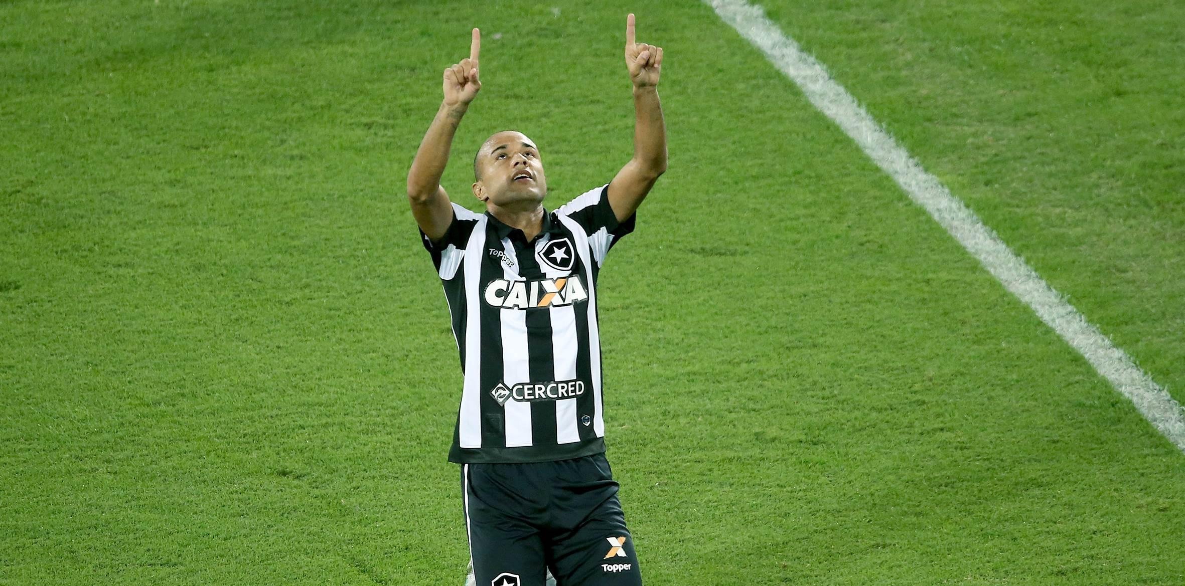 Roger, atacante do Botafogo, &eacute; operado para remover tumor no rim e passa bem