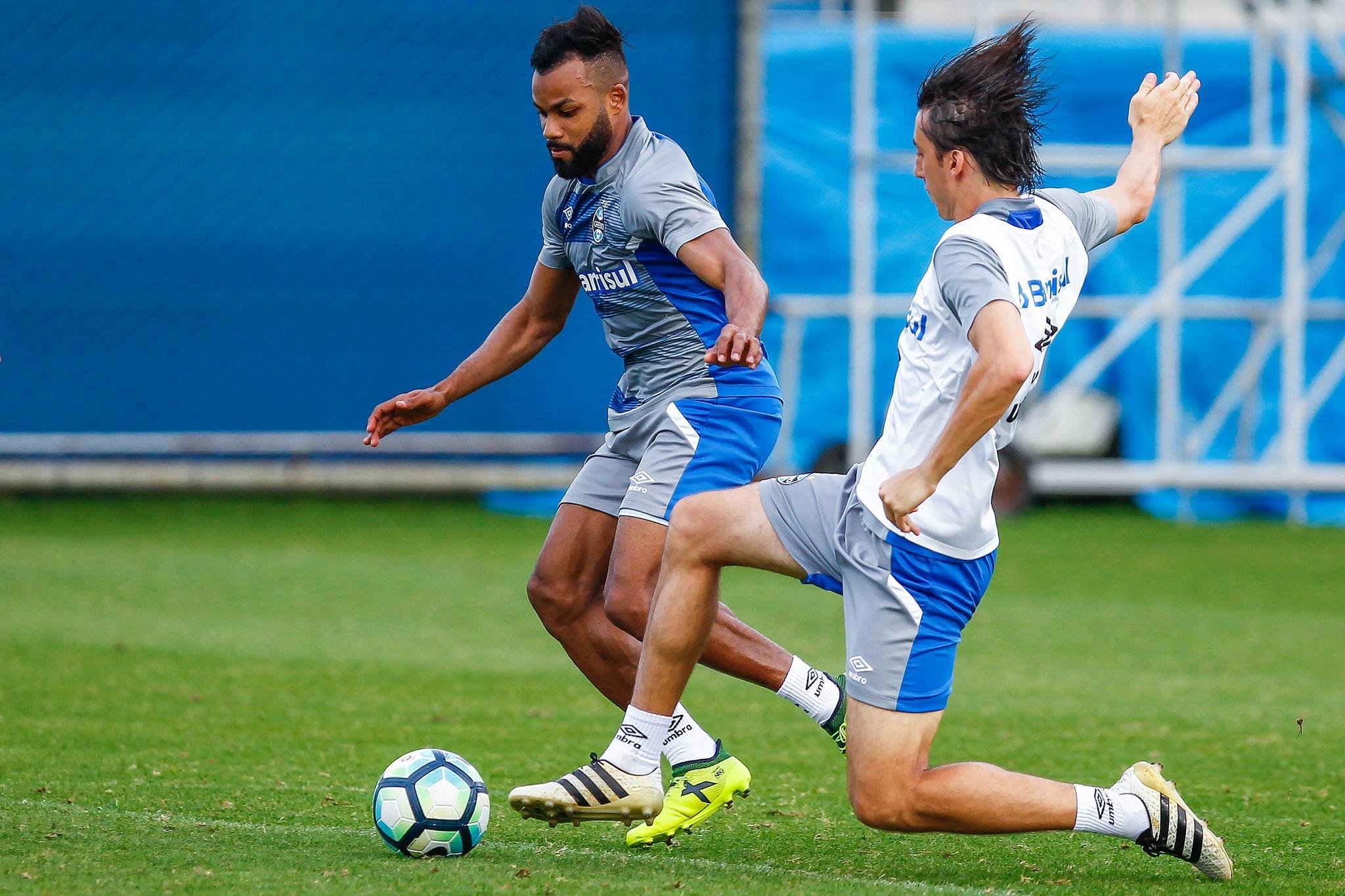 Renato comanda trabalhos espec&iacute;ficos e divide defesa e ataque em treino