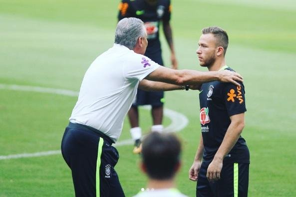 Arthur treinou nesta segunda-feira ap&oacute;s realizar exames