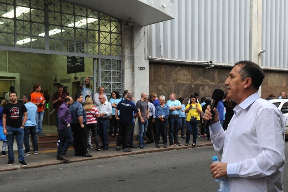 Banc&aacute;rios realizou caminhada at&eacute; a sede da Federa&ccedil;&atilde;o dos Trabalhadores e Trabalhadoras em Institui&ccedil;&otilde;es Financeiras 