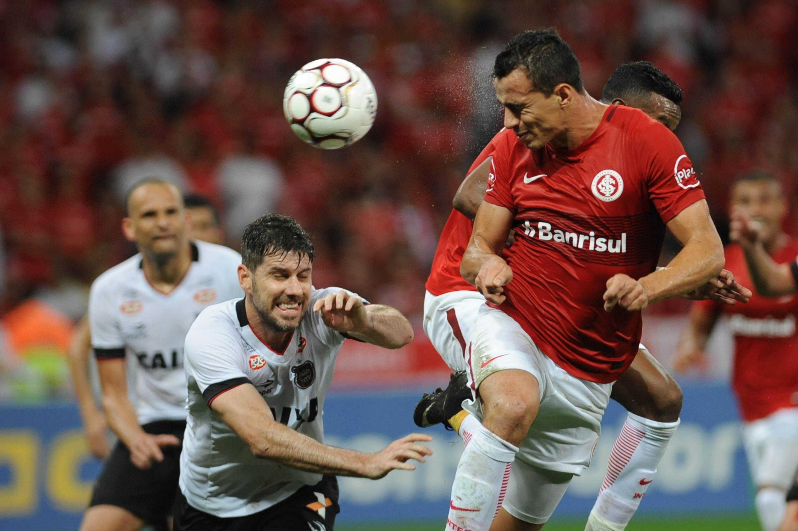 Vit&oacute;ria por 1 a 0 veio com dez homens em campo e gol oportunista de Leandro Dami&atilde;o