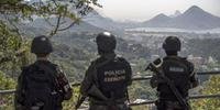Militares realizam buscas por traficantes, armamentos e drogas em regiões de mata da comunidade