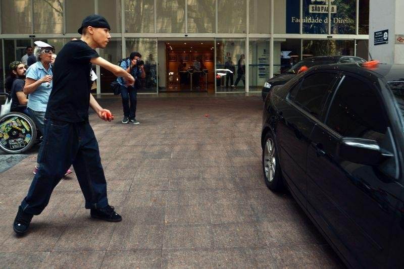 Manifestantes atiram tomates contra o carro do ministro