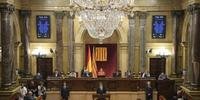 Governador catalão, Carles Puigdemont, anunciou decisão em sessão do Parlamento