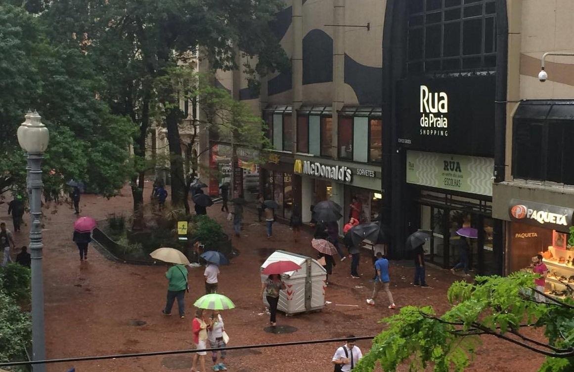 Chuva chegou de forma intensa e passageira em Porto Alegre