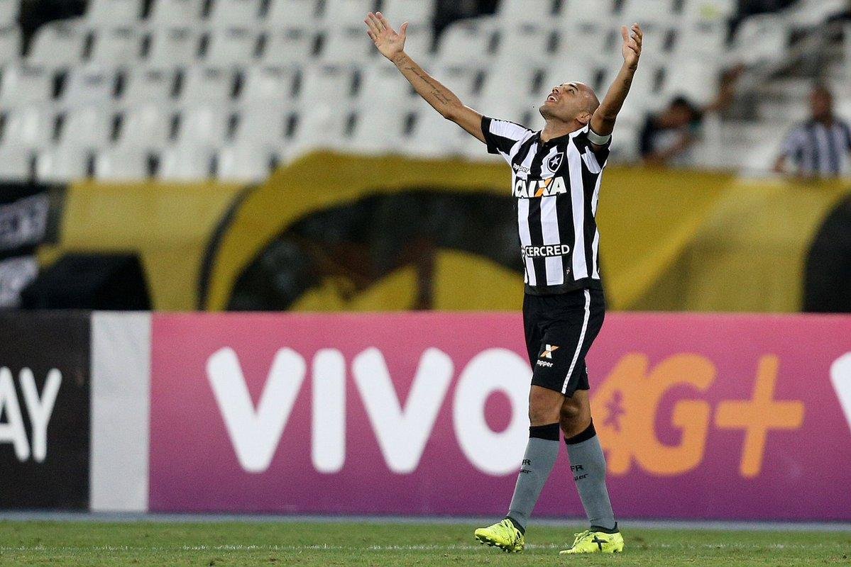 Roger j&aacute; planeja volta aos gramados