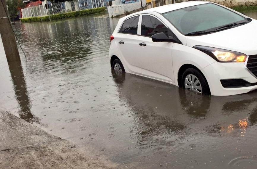 Ruas alagadas dificultam passagem de ve&iacute;culos no tr&acirc;nsito de Porto Alegre